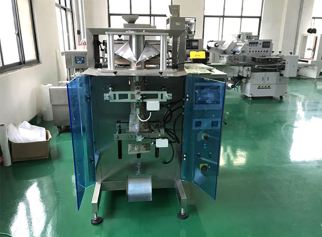 小型液體袋裝全自動灌裝機設(shè)備展示