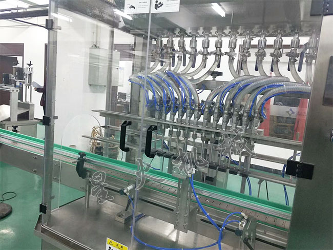 玻璃水防凍液灌裝機展示