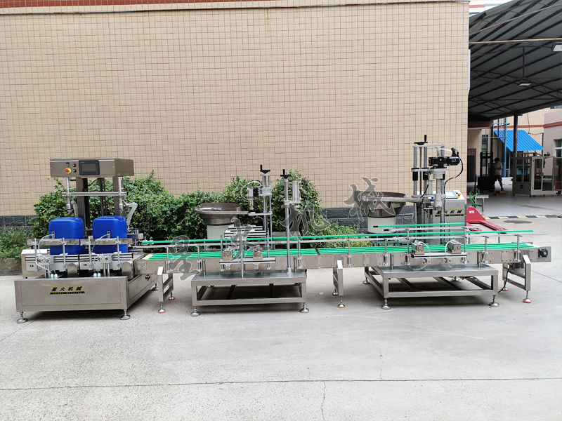 雙頭化工助劑稱重灌裝機(jī)-全自動稱重灌裝旋蓋生產(chǎn)線實(shí)拍展示